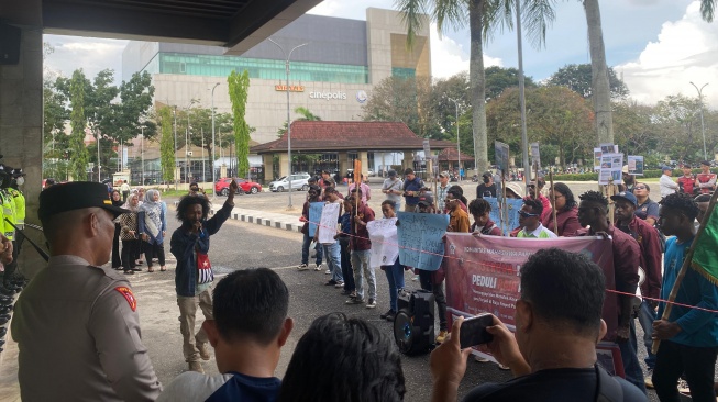 demo mahasiswa Papua di halaman DPRD Sumatera Selatan