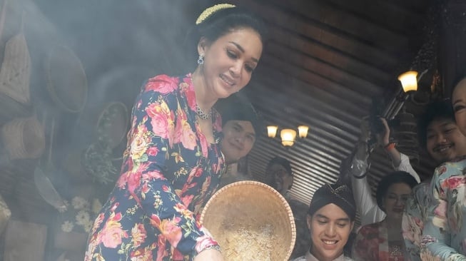 Perhiasan Maia Estianty saat siraman Al Ghazali (Instagram/@alghazali)