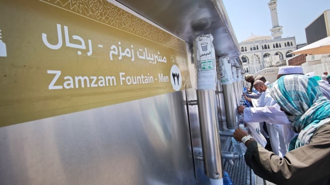 Jamaah haji mengambil air Zamzam di salah satu titik layanan di Masjidil Haram, Makkah, Arab Saudi, Minggu (15/6/2025). [ANTARA FOTO/Andika Wahyu/nym]