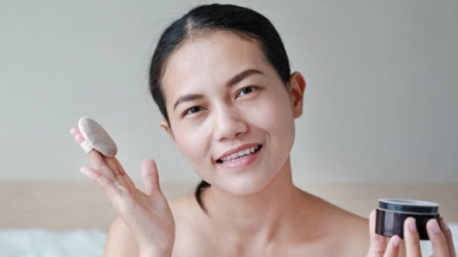 Biar Wajah Tetap Fresh, Ini 5 Bedak Terbaik 2025 untuk Kulit Berminyak & Berjerawat