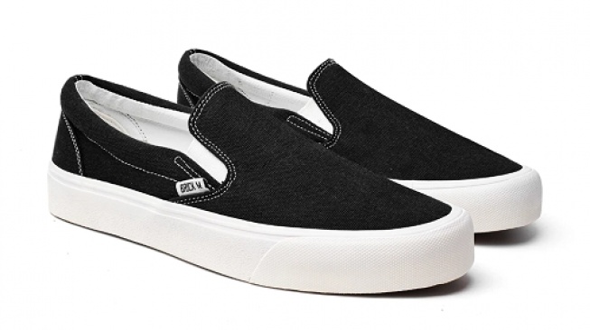 Sepatu lokal mirip Vans Classic Slip-On.