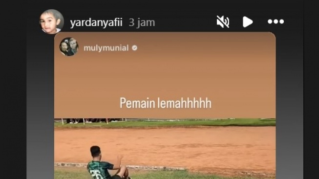 Agen pemain kawakan, Muly Munial justru meledek Yardan dengan sebutan pemain lemah. [Instagram @yardanyafii]