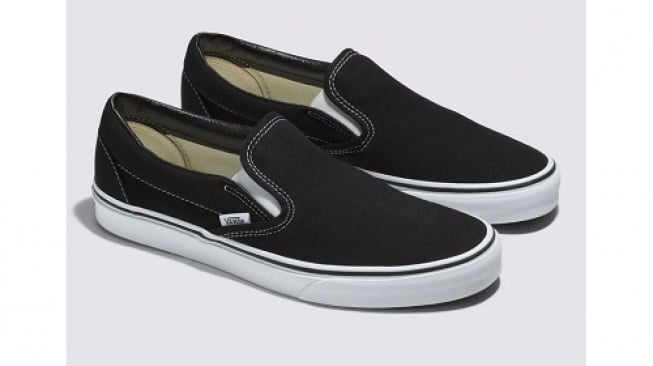 5 Sepatu Lokal Mirip Vans Classic Slip-On, Tetap Stylish dengan Budget Tak Sampai Rp300 Ribu