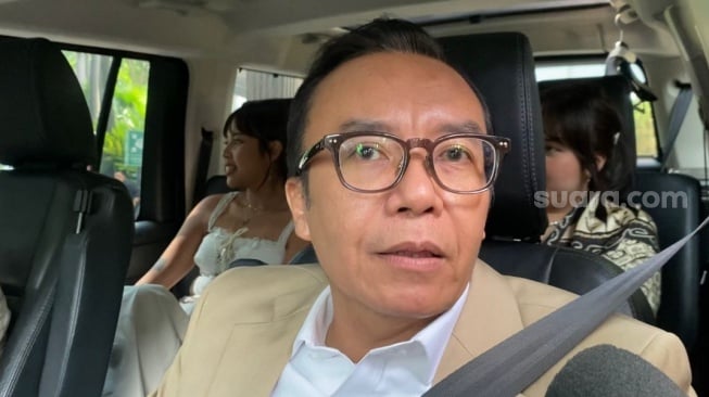 Ari Lasso saat ditemui usai akad nikah Al Ghazali dan Alyssa Daguise di Hotel The St. Regis, Setiabudi, Jakarta Selatan pada Senin, 16 Juni 2025. [Suara.com/Tiara Rosana]