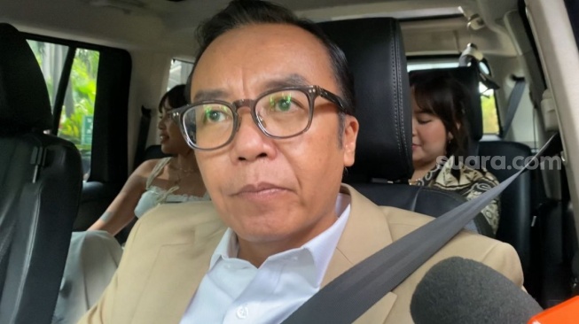 Ari Lasso saat ditemui usai akad nikah Al Ghazali dan Alyssa Daguise di Hotel The St. Regis, Setiabudi, Jakarta Selatan pada Senin, 16 Juni 2025. [Suara.com/Tiara Rosana]