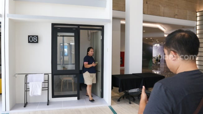 Pengunjung melihat display rumah subsidi yang telah diperkcil di Jakarta, Senin (16/6/2025). [Suara.com/Alfian Winanto]