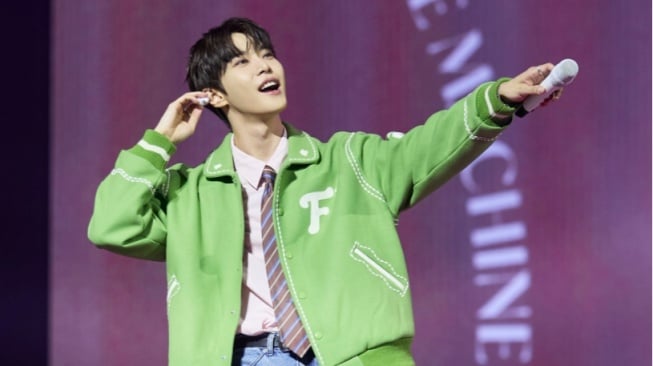 Dibanjiri 18 Ribu Fans, Doyoung Sukses Gelar Konser Solo 'Doors' di Seoul