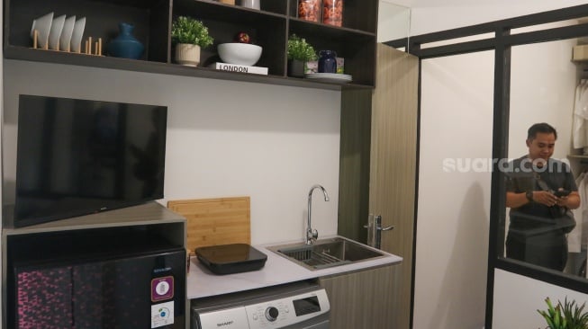 Pengunjung melihat display rumah subsidi yang telah diperkcil di Jakarta, Senin (16/6/2025). [Suara.com/Alfian Winanto]