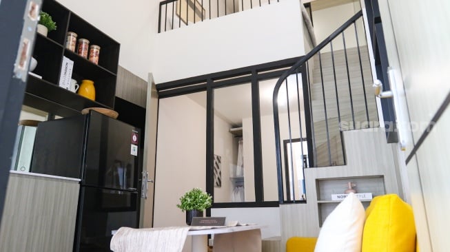 Pengunjung melihat display rumah subsidi yang telah diperkcil di Jakarta, Senin (16/6/2025). [Suara.com/Alfian Winanto]