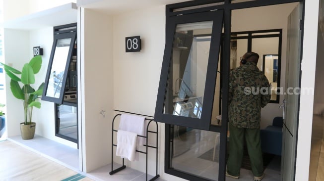 Pengunjung melihat display rumah subsidi yang telah diperkcil di Jakarta, Senin (16/6/2025). [Suara.com/Alfian Winanto]