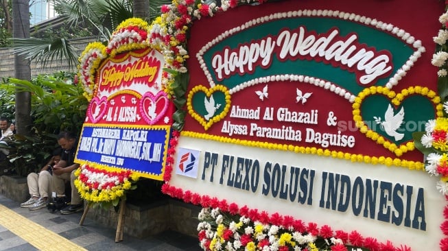 Karangan bunga di lokasi akad nikah Al Ghazali dan Alyssa Daguise yang berada di kawasan Hotel The St. Regis, Setiabudi, Jakarta Selatan pada Senin, 16 Juni 2025. [Suara.com/Tiara Rosana]