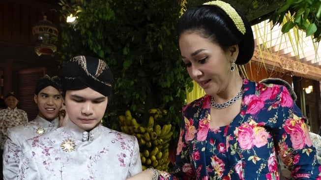 Perhiasan Maia Estianty saat siraman Al Ghazali (Instagram/@alghazali)