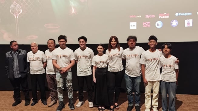 Acara press screening dan press conference dilm Syirik: Danyang Laut Selatan di kawasan Kuningan, Jakarta Selatan, Senin (17/6/2025). Film ini dibintangi sejumlah aktor ternama seperti Teuku Rassya, Donny Alamsyah, Richelle Skornicki, Kinaryosih, Nikita Mirani dan lainnya. [istimewa]