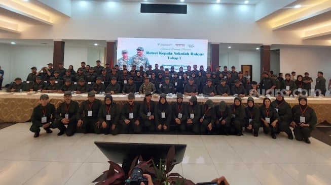 Menteri Sosial Saifullah Yusuf (Gus Ipul) (tengah) menggelar retreat selama lima hari untuk 53 Kepala Sekolah Rakyat di selurih Indonesia, Jakarta, Selasa (17/6/2025). [Suara.com/Lilis]