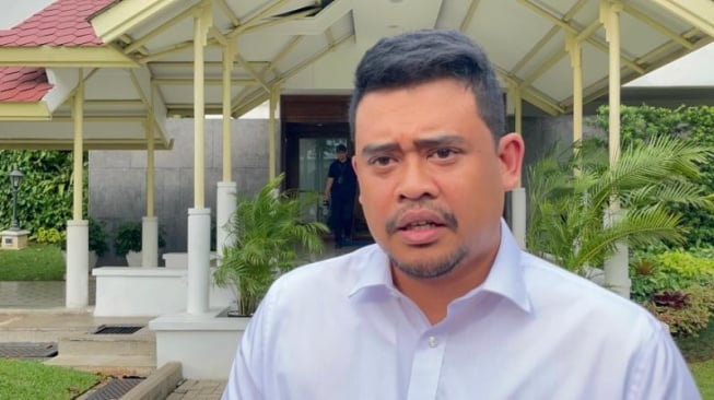 Gubernur Sumatera Utara (Sumut) Bobby Nasution memastikan jemaah haji kloter JKG12 yang pesawatnya terpaksa mendarat di Bandara Kualanaamu, Sumut dipastikan dalam kondisi aman. [Suara.com/Novian]