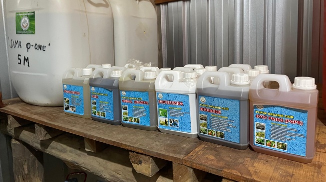 Pupuk organik cair hasil produksi kelompok petani KUB Sarimulyo, Dusun Tegalsari, Desa Wonosari, Kecamatan Pegandon, Kabupaten Kendal, Jawa Tengah.(Suara.com/Rendy Adrikni Sadikin)
