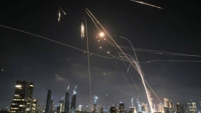 Warga Israel kocar-kacir melarikan diri ke tempat Perlindungan di Tel Aviv usai serangan Iran