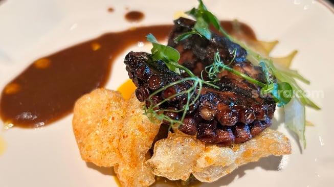 Menu personalisasi Explorer octopus panggang berpadu black garlic, tamarin dan belimbing menyegarkan (Suara.com/Dini Afrianti)