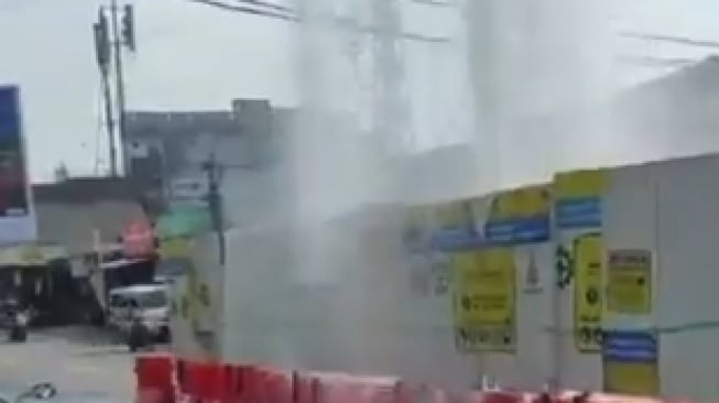 Viral Kemunculan 'Air Terjun' di Kota Bekasi, Ternyata Ini Penyebabnya