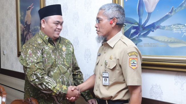 Wakil Ketua DPRD Jawa Tengah, Sarif Abdillah dan Sekda Jateng Sumarno. [Istimewa]