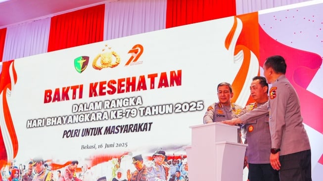 Kapolri Jenderal Listyo Sigit Prabowo menghadiri kegiatan puncak Bakti Kesehatan (Baktikes) yang dilaksanakan serentak di seluruh Indonesia. Acara ini bagian dari rangkaian peringatan Hari Ulang Tahun (HUT) ke-79 Bhayangkara yang jatuh pada 1 Juli 2025. (Foto: Dok Polri)