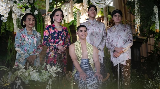 Al Ghazali Hanya Didampingi Ahmad Dhani dan Maia Estianty Saat Ngunduh Mantu