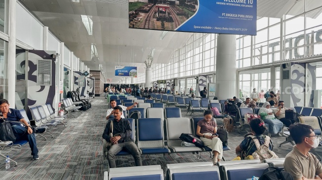 Pesawat Saudi Airlines mendarat darurat di Bandara Kualanamu, Deli Serdang, Sumatera Utara (Sumut), usai mendapat ancaman bom, Selasa 17 Juni 2025. Para penumpang pesawat saat berada di ruang tunggu Bandara Kualanamu. [Suara.com]