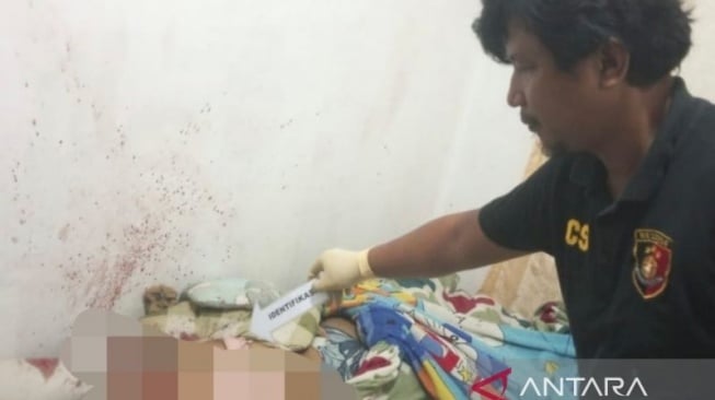 Polisi saat melakukan olah TKP pembunuhan seorang wanita berinisial RK di Jalan Rusa IV RT 003/RW 004 Kelurahan Pondok Ranji, Kecamatan Ciputat Timur, Kota Tangerang Selatan, Selasa (17/6/2025). (ANTARA/HO-Humas Polsek Ciputat Timur)