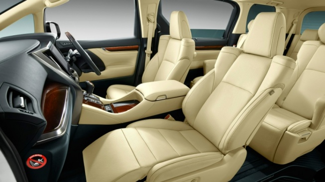 Interior Toyota Alphard 2015. (Toyota)