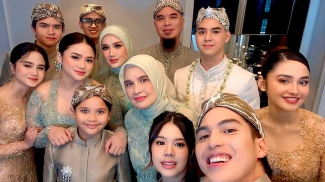 Ahmad Dhani dan Mulan Jameela bersama keluarga besarnya saat acara akad nikah Al Ghazali dan Alyssa Daguise. [Instagram]