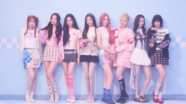 Hearts2Hearts Jadi Peri Keberuntungan di Sekolah Lewat Teaser MV Lagu Style