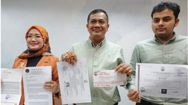 Dr Conie Pania Putri SH MH didampingi M Novel Suwa SH MM MSi dari LBH Bima Sakti selaku kuasa hukum 55 alumni MKes UKB yang bermasalah saat konfrensi pers, Senin malam (16/6/2025). (Foto; Sumselupdate.com/Diaz Erlangga).