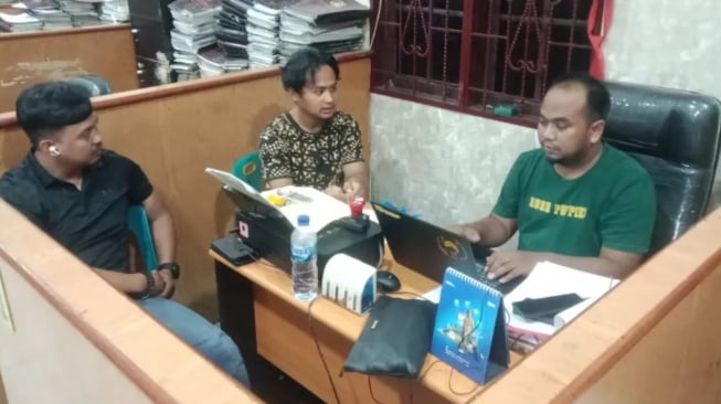 Pria tersangka hamili anak di bawah umur tengah menjalani pemeriksaan. [IST/Bantennews]