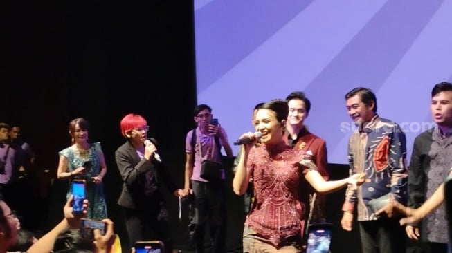 Michelle Ziudith (kebaya merah) dalam sesi gala premiere film Angel Pol di XXI Epicentrum, Kuningan, Jakarta, Selasa, 17 Juni 2025. [Suara.com/Adiyoga Priyambodo]