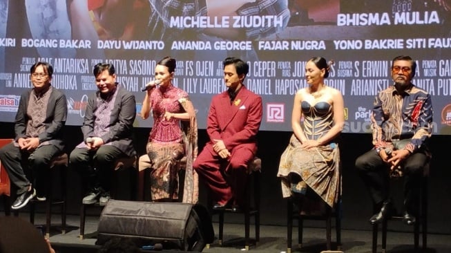 Michelle Ziudith (kebaya merah) dalam sesi gala premiere film Angel Pol di XXI Epicentrum, Kuningan, Jakarta, Selasa, 17 Juni 2025. [Suara.com/Adiyoga Priyambodo]