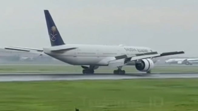 Pesawat Saudi Airlines mendarat darurat di Bandara Kualanamu, Deli Serdang, Sumatera Utara, Selasa 17 Juni 2025. [dok istimewa]