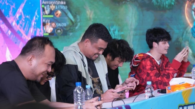 Gubernur Sumut Bobby Nasution di acara Fun Match Game Mobile Legend bersama dengan Pro Player di Lapangan H Adam Malik, Pematangsiantar, Minggu 15 Juni 2025. [dok Istimewa]