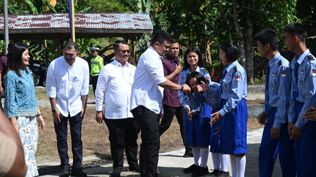 Gubernur Sumatera Utara Bobby Nasution didampingi Ketua TP PKK Sumut Kahiyang Ayu menghadiri acara Penyerahan Aset Lahan SMA Negeri Unggulan Sukma Nias dari Pemkot Gunungsitoli kepada Pemprov Sumut di SMA Negeri Sukma, Gunungsitoli, Sabtu 14 Juni 2025. [dok Diskominfo Sumut]