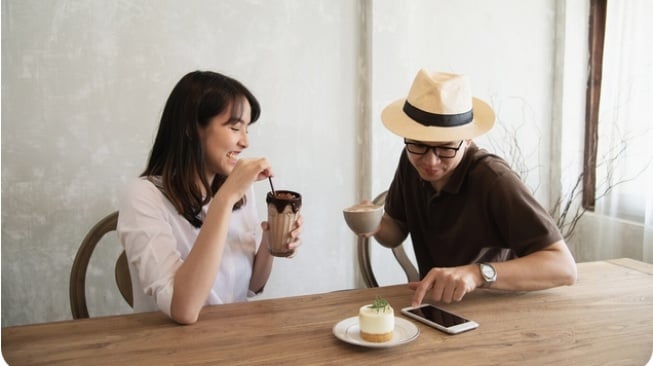 Ilustrasi pasangan sedang first date atau kencan pertama (Freepik/jcomp)