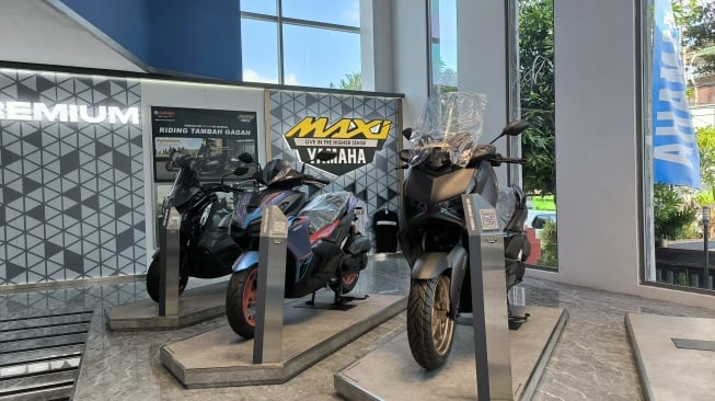 Jajaran motor Yamaha Maxi seperti NMax, XMax dan Lexi di Yamaha Flagship Shop Denpasar, Bali. [Liberty Jemadu/Suara.com]