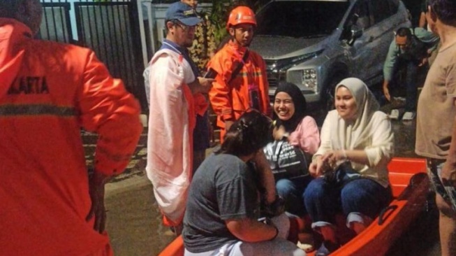 Petugas BPBD DKI Jakarta mengevakuasi warga Jakarta Selatan yang terjebak banjir pada Rabu (18/6/2025) dinihari. ANTARA/HO-BPBD DKI Jakarta