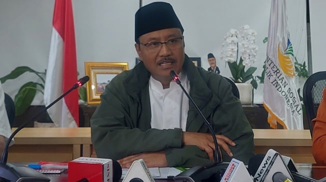 Menteri Sosial Saifullah Yusuf atau Gus Ipul memberikan keterangan gagal transfer kepada penerima bansos. [Suara.com/Lilis]