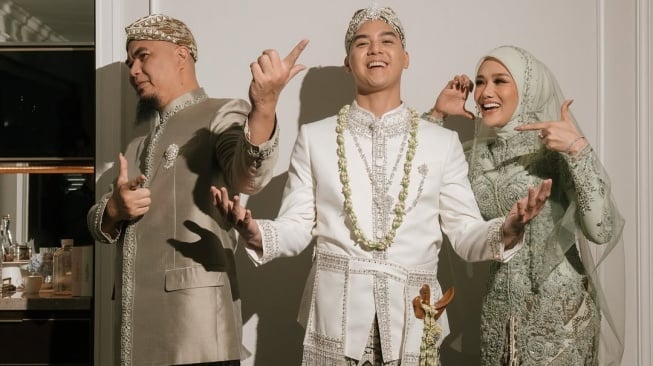 Ahmad Dhani dan Mulan Jameela bersama Al Ghazali (Instagram/@alghazali)