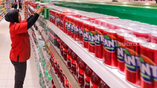 Pengunjung memilih produk minuman berpemanis di salah satu Pusat Perbelanjaan di Jakarta, Rabu (18/6/2025). [Suara.com/Alfian Winanto]