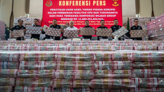 Penampakan Gunungan Uang Rp 2 Triliun Hasil dari Korupsi CPO