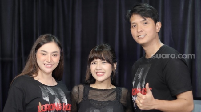 Peman Film Lorong Kost; Amel Alvi, Nadhira Hill dan Gibran Marten saat datang ke kantor Suara.com kawasan Kuningan, Jakarta Selatan pada Selasa, 17 Juni 205 [Suara.com/Ramadhani Adi Nugroho]