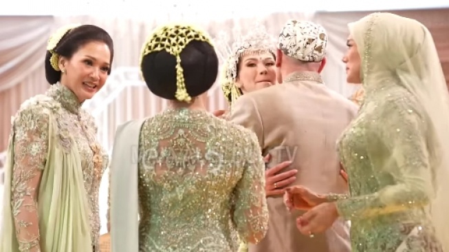 Sikap ibu Alyssa Daguise jadi sorotan saat Mulan Jameela ajak Maia Estianty bersalaman (YouTube)