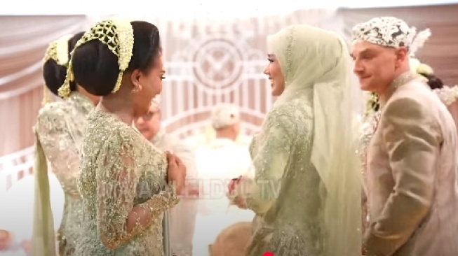 Sikap ibu Alyssa Daguise jadi sorotan saat Mulan Jameela ajak Maia Estianty bersalaman (YouTube)