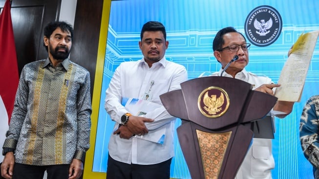 Mendagri Tito Karnavian (kanan), bersama Gubernur Sumatera Utara Bobby Nasution (tengah) dan Gubernur Aceh Muzakir Manaf (kiri) memberikan keterangan pers usai mengikuti rapat terbatas dengan Presiden Prabowo Subianto secara daring di Kantor Presiden, Selasa (17/6/2025). [ANTARA FOTO/Galih Pradipta/bar]