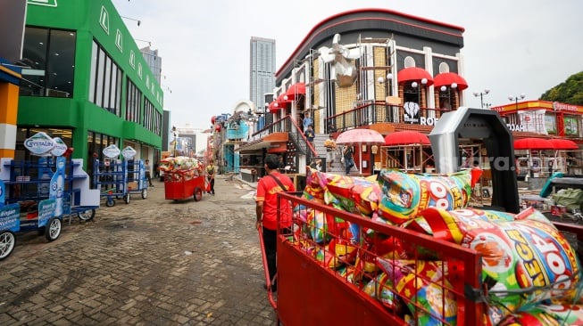 Pekerja menyelesaikan pembuatan gerai yang akan berpartisipasi dalam Jakarta Fair 2025 di JIExpo, Kemayoran, Jakarta, Rabu (18/6/2025). [Suara.com/Alfian Winanto]